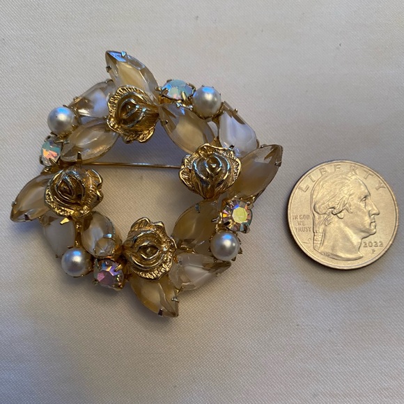 Vintage WEISS Wreath Brooch Pin Givre Glass Rhinestones Faux Pearls Roses SIGNED - Picture 2 of 8
